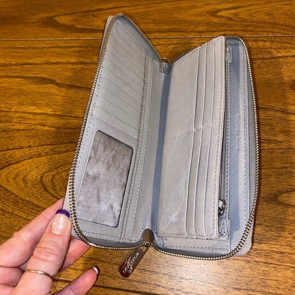 Michael Kors wallet - Picture 5 of 6